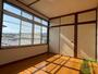 居室・リビング　大きな窓から光が差し込み、明るいお部屋ですね。