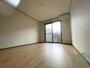 居室・リビング　こちらがリビングです。窓から陽が差し込んで明るいお部屋ですね