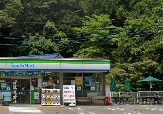 コンビニ　ファミリーマート 八王子高尾町店（コンビニ）まで943m