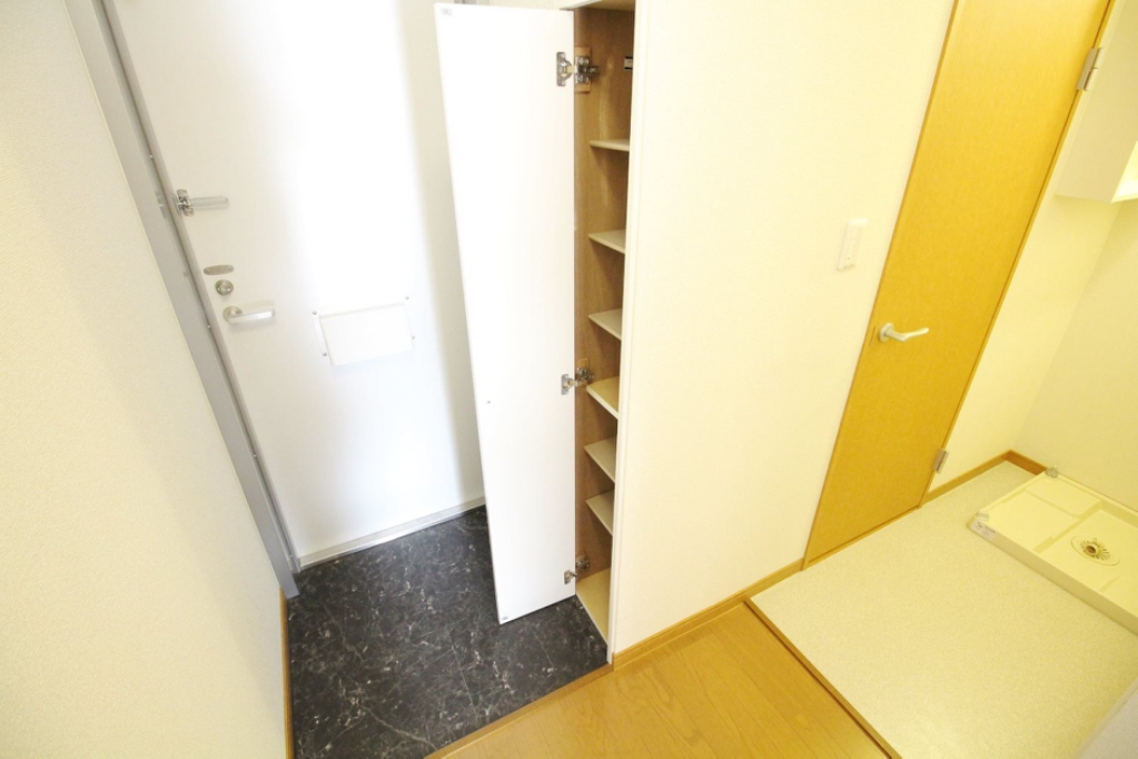 玄関　玄関にはシューズＢＯＸが付いています☆