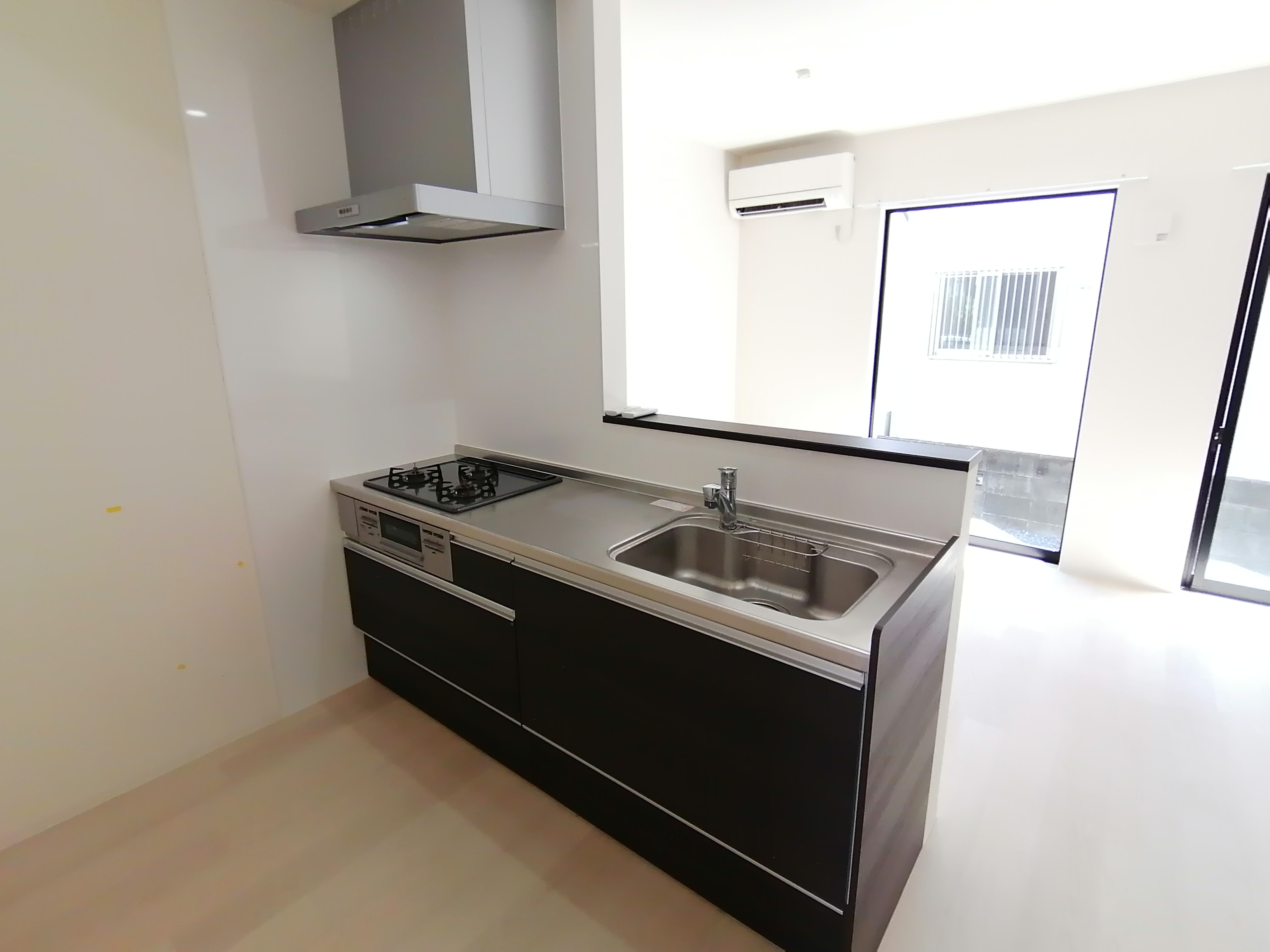 その他設備　3口コンロ付きのシステムキッチンです！