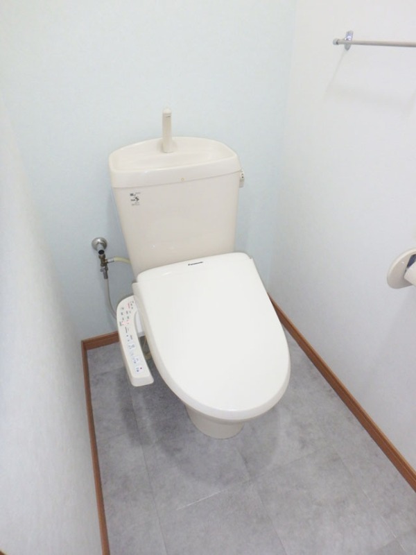 トイレ　温水洗浄便座は残置物ですが付いています♪