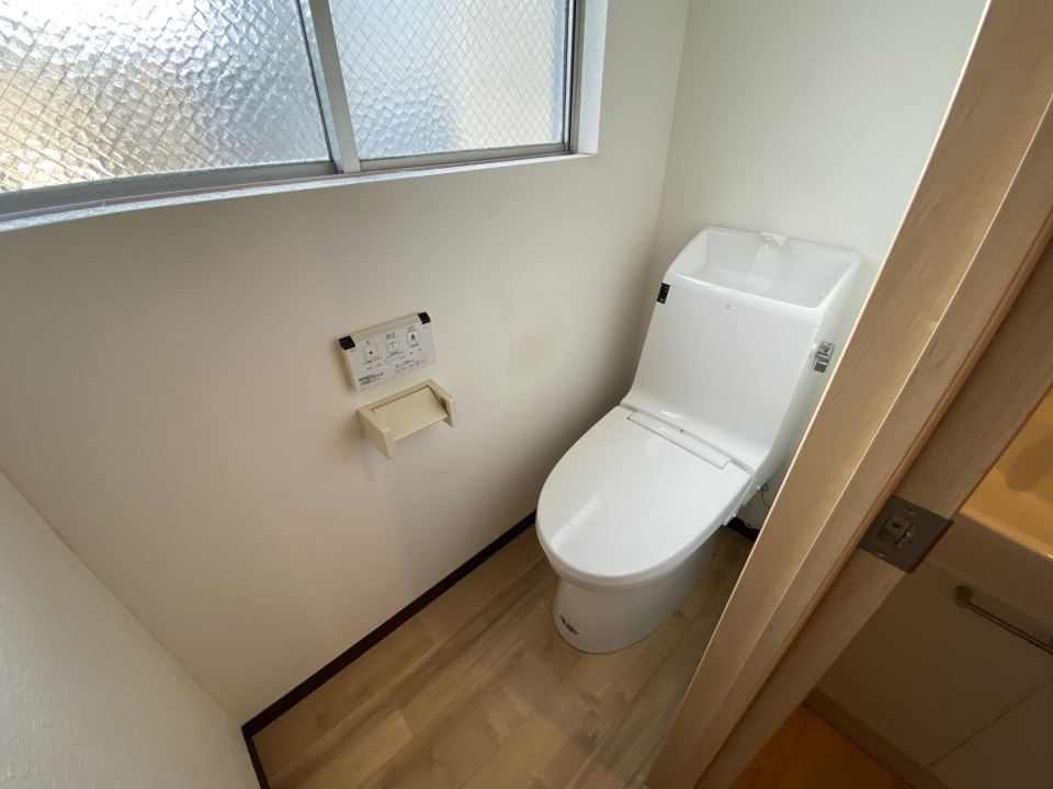 トイレ　温水洗浄便座付です