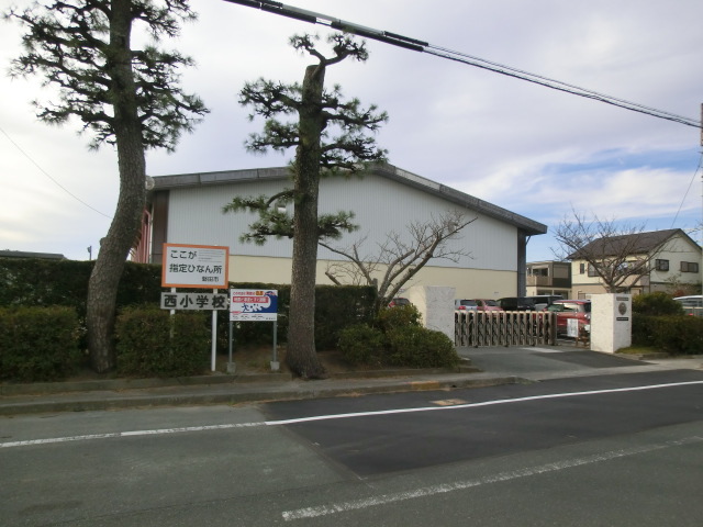 小学校　磐田市立竜洋西小学校（小学校）まで734m