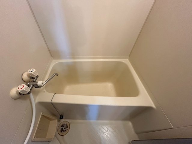 バス・シャワールーム　コンパクトで使いやすいお風呂です