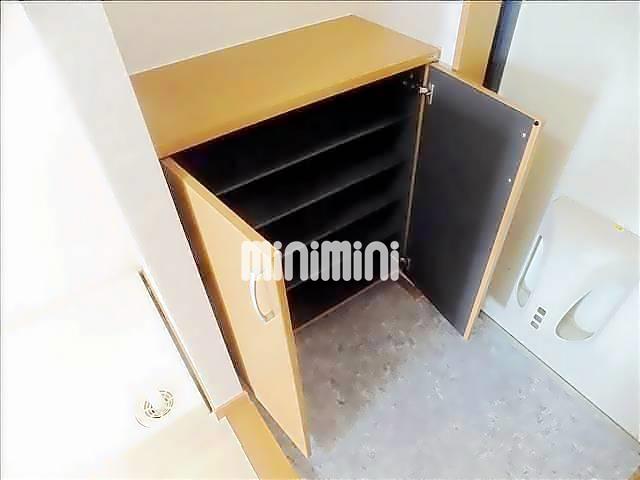 玄関　下駄箱完備