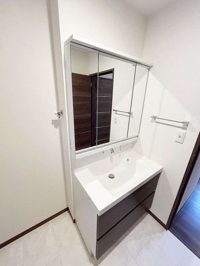 洗面設備　三面鏡裏面収納付き洗面化粧台