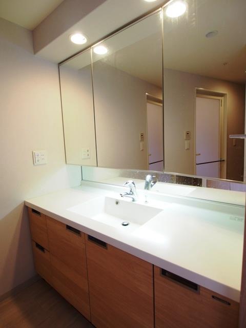 洗面設備　広い洗面スペース