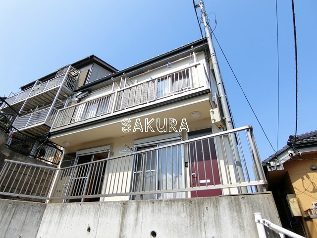 エントランス　重厚感のある建物デザイン♪