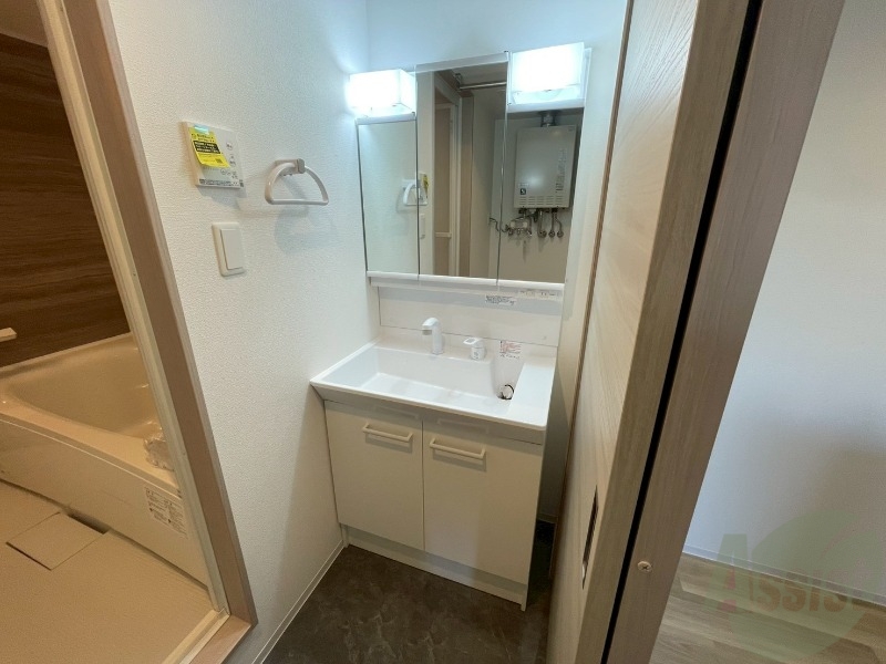 洗面設備　大きくて使いやすそうな独立洗面台になっています。