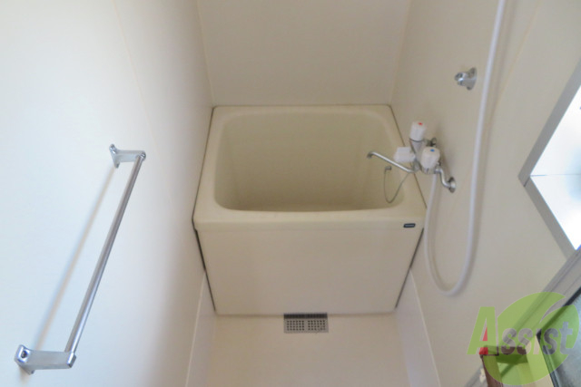 バス・シャワールーム　バスは狭いですがキレイで清潔感がありました。