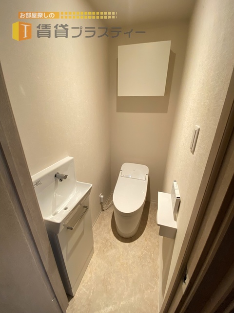 トイレ　温水洗浄便座付き。