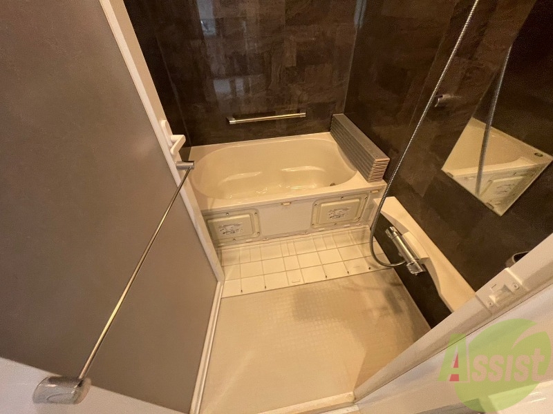 バス・シャワールーム　バスルームは狭すぎず、シャワーも浴びやすそうです。