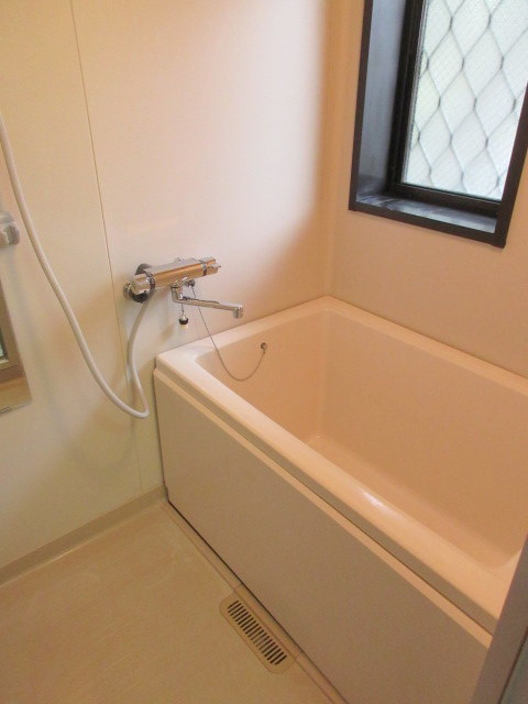 バス・シャワールーム　窓のあるバスルーム