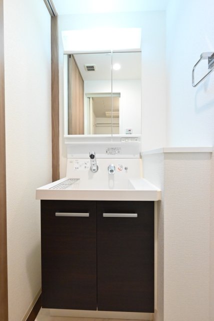 洗面設備　独立洗面台、朝の身支度には欠かせません