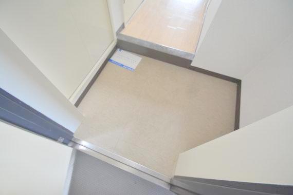 玄関　玄関に入るとお部屋まで一直線、明るい光が差し込みます。