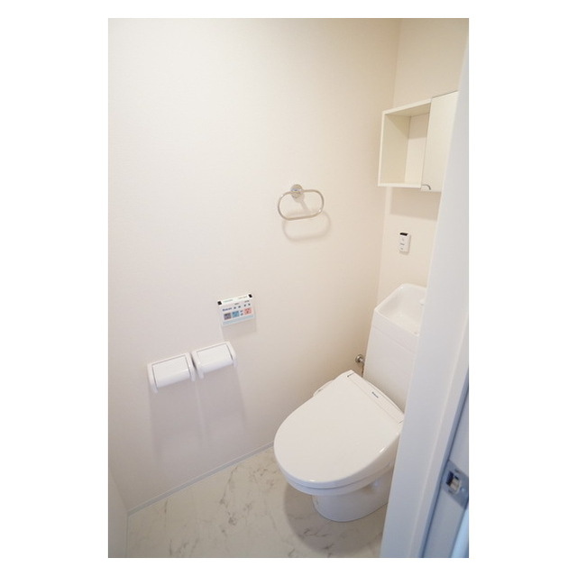 トイレ　棚と鏡の気遣いが嬉しいですね