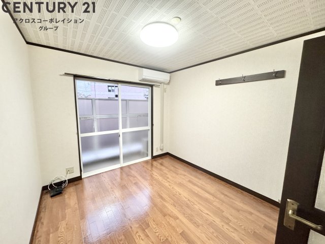 居室・リビング　エアコン付き6帖の洋室です♪