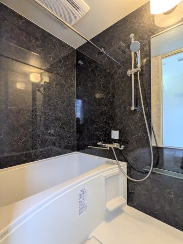 バス・シャワールーム　コンパクトで使いやすいお風呂です