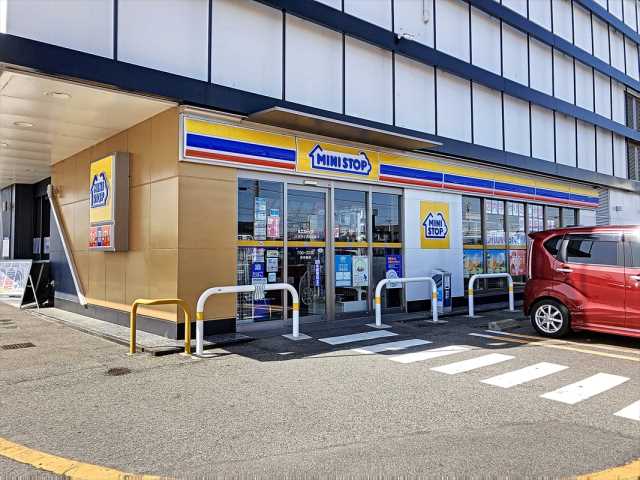 コンビニ　ミニストップ（コンビニ）まで588m