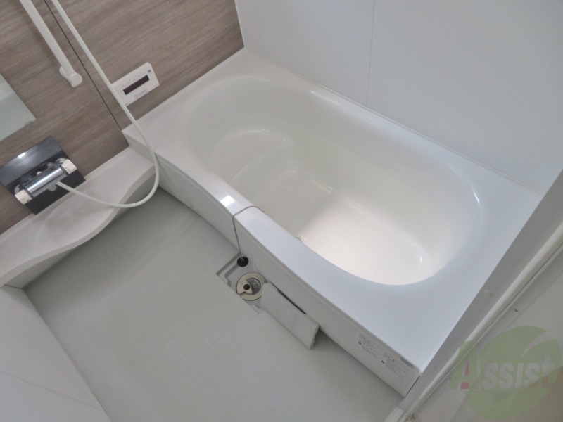 バス・シャワールーム　浴室です。バスタブが広くてゆったりできます。