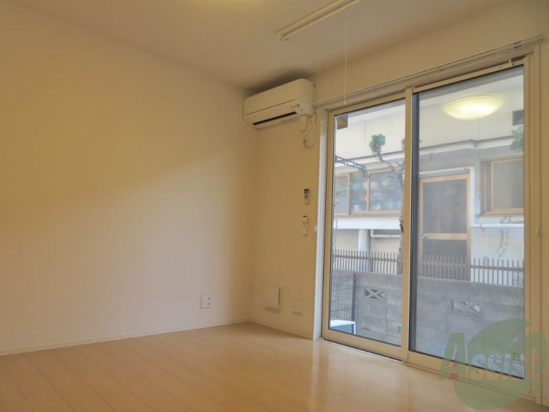 居室・リビング　リビングはこんな感じです。窓が大きくて良く陽が入ってきますね