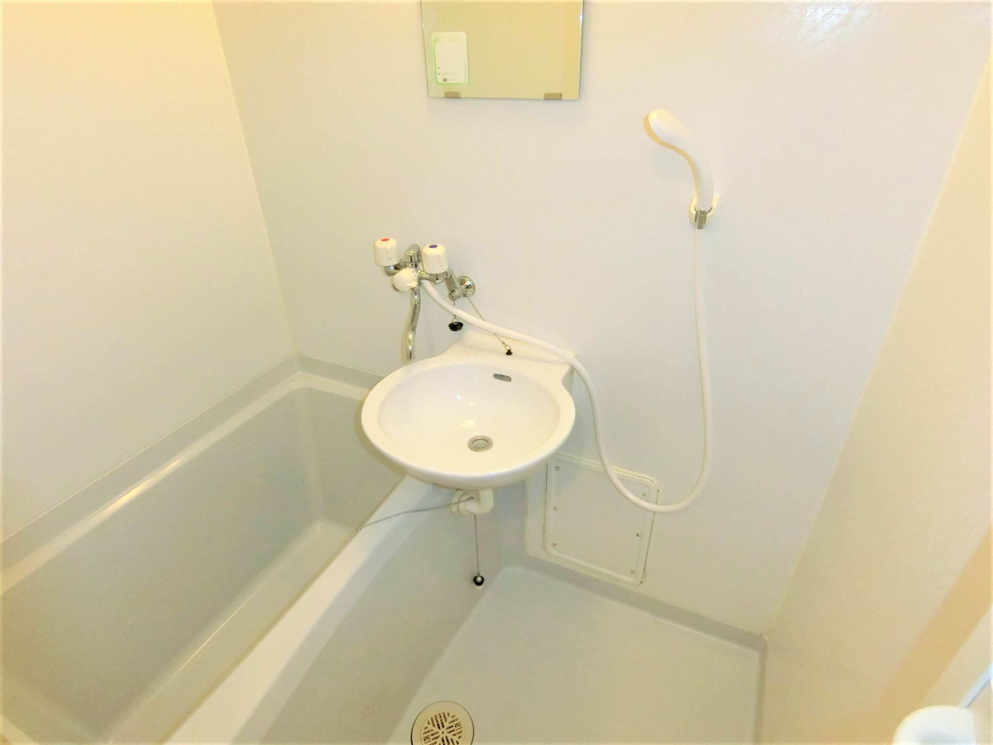 バス・シャワールーム　浴室乾燥機付なので雨の日でも洗濯物を干せます☆