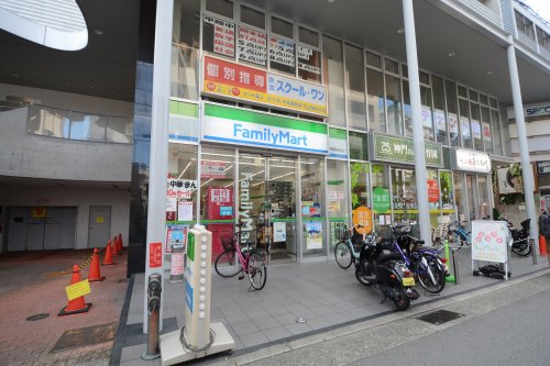 コンビニ　ファミリーマート甲東園駅前店（コンビニ）まで438m