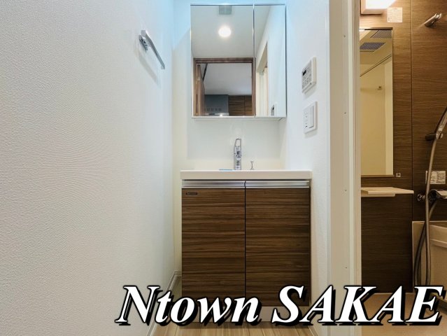 洗面設備　独立洗面化粧台が付いています