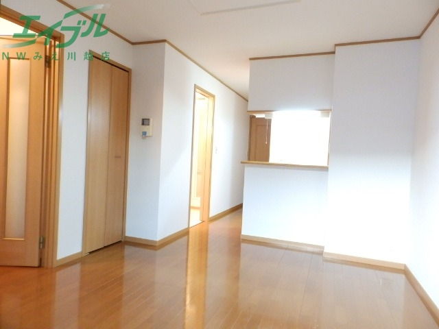 居室・リビング　同物件別室写真