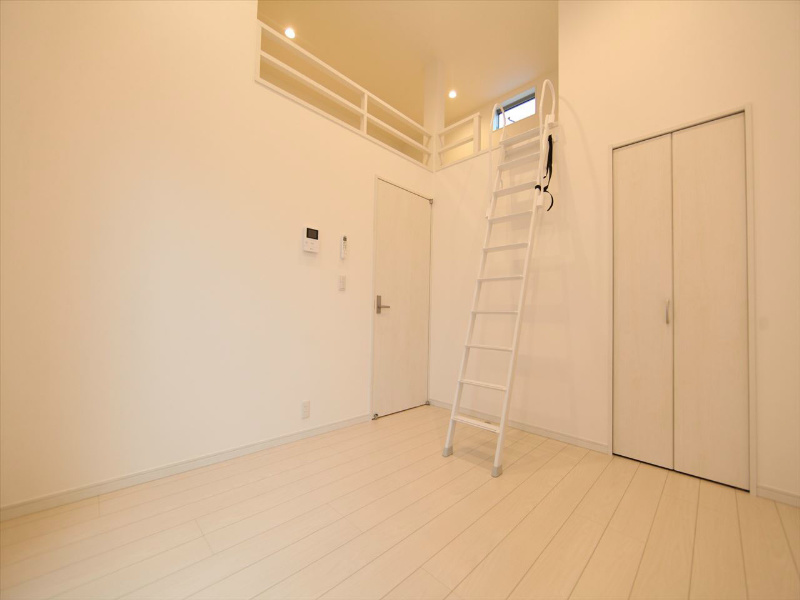 居室・リビング　洋室5.5帖　ロフト5.3帖（収納にも寝室にも使用できます）