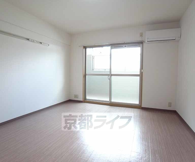 居室・リビング　広々としたお部屋ですね。