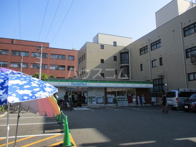 コンビニ　ファミリーマート 秀栄館町店（コンビニ）まで665m