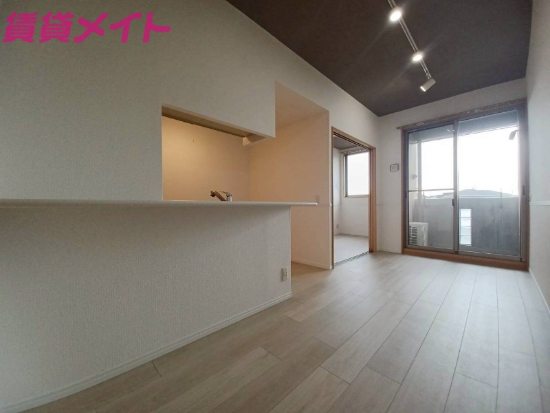 居室・リビング　同建物別部屋写真です