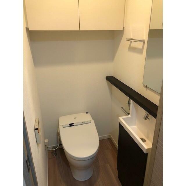 トイレ　温水洗浄便座。