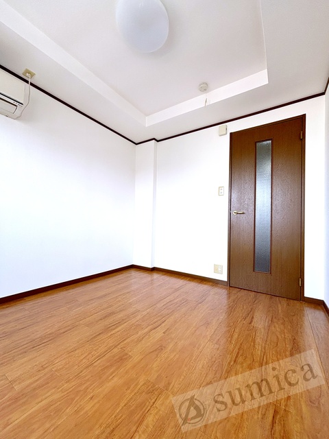 その他部屋・スペース　内装は白を基調として建具とキッチンがグッと映えてます＾＾
