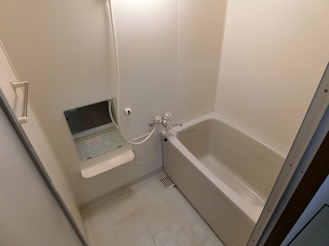 バス・シャワールーム　コンパクトで使いやすいお風呂です
