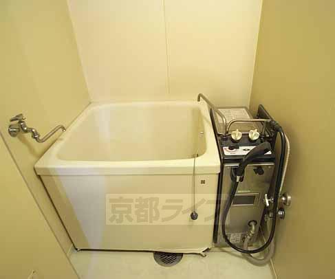 バス・シャワールーム　四角形の懐かしいお風呂です。