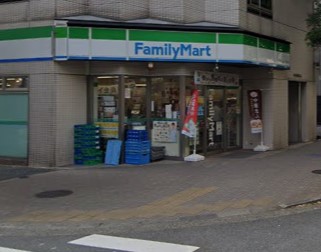 コンビニ　ファミリーマート 金山一丁目店（コンビニ）まで82m