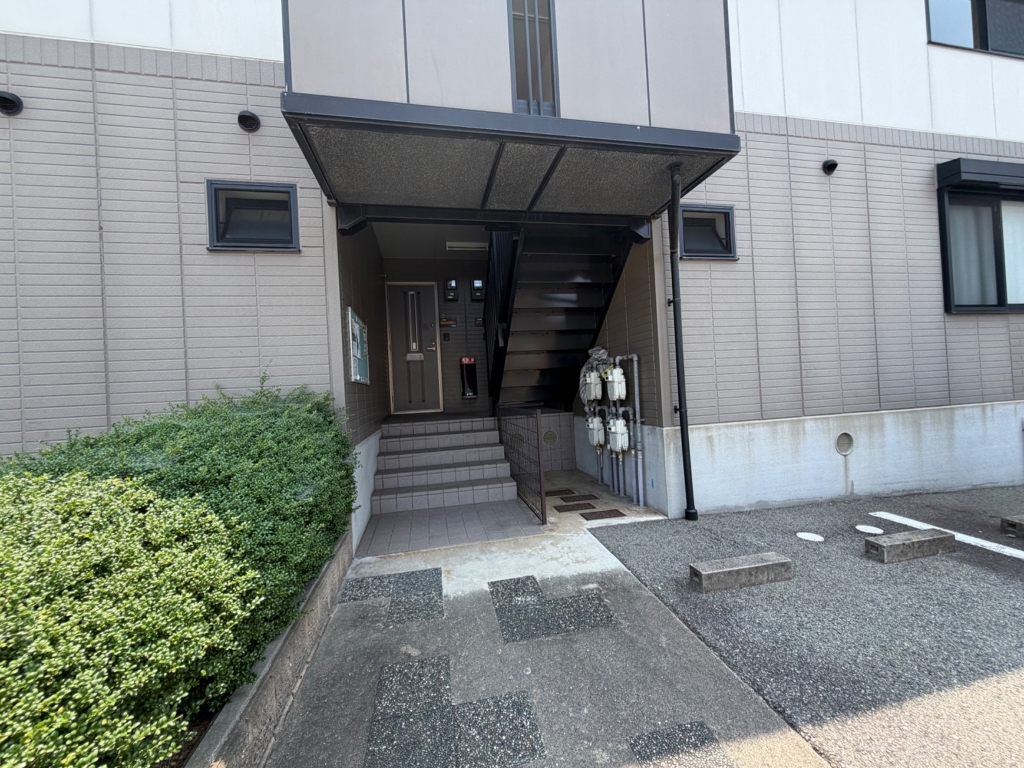 地下鉄西神・山手線 伊川谷駅 バス乗車時間：18分 最寄りバス停で下車 徒歩1分 2階建 築26年の外観写真