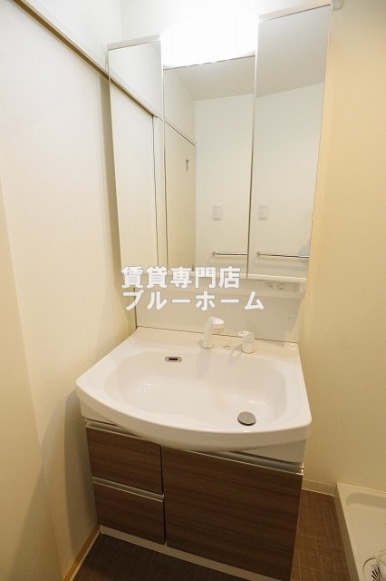 洗面設備　収納付き独立洗面台！