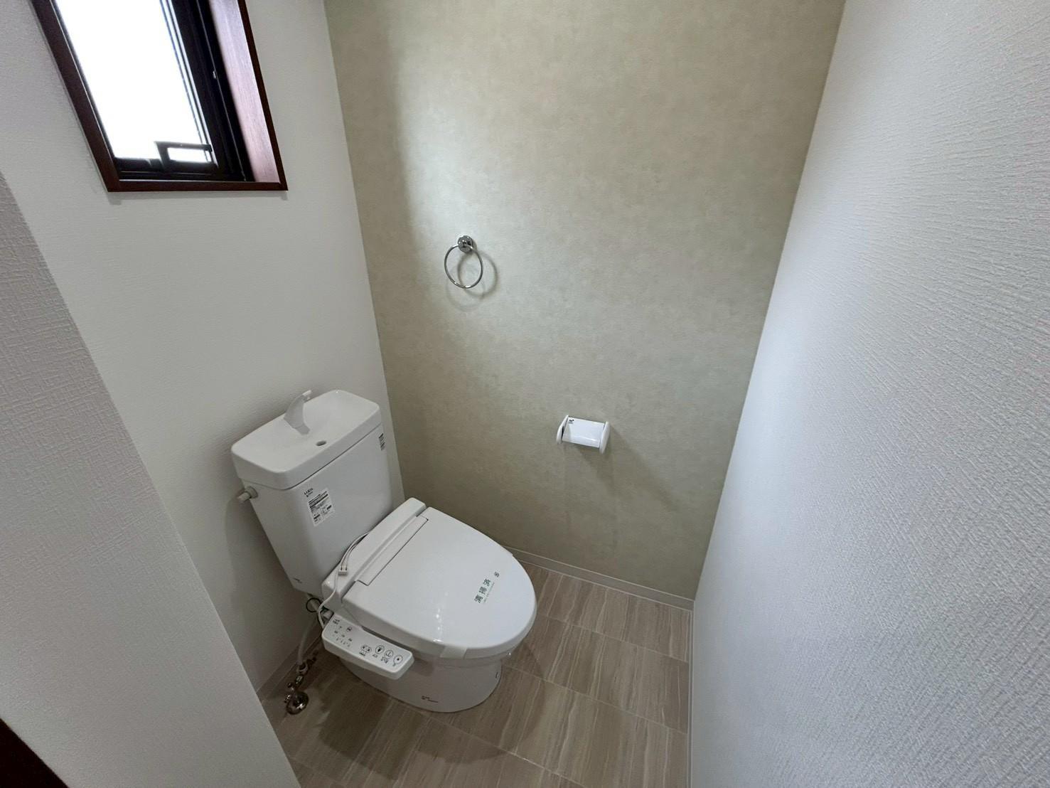 トイレ　棚付きのトイレです