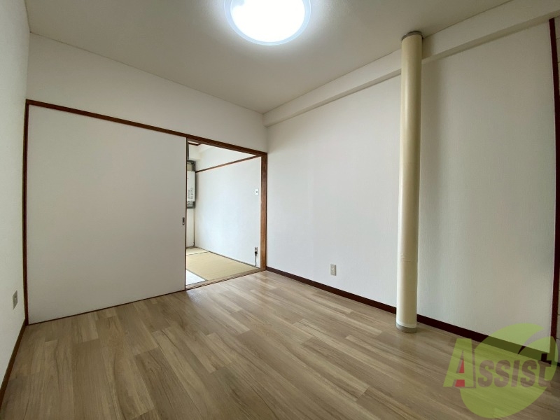 居室・リビング　木目のフローリングは落ち着きのある印象のお部屋になりますね。