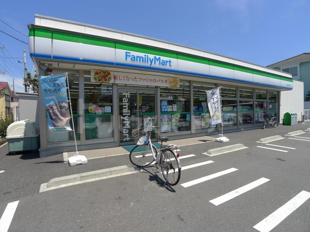 コンビニ　ファミリーマート六木四丁目店（コンビニ）まで210m