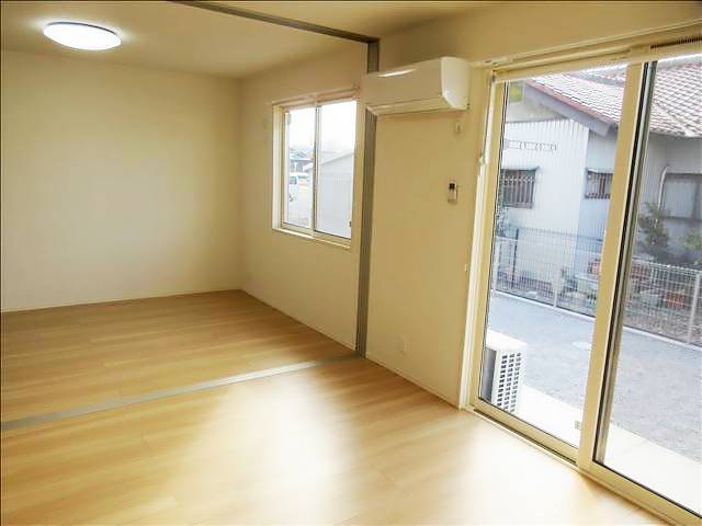 その他部屋・スペース　南向きの明るいリビングです。