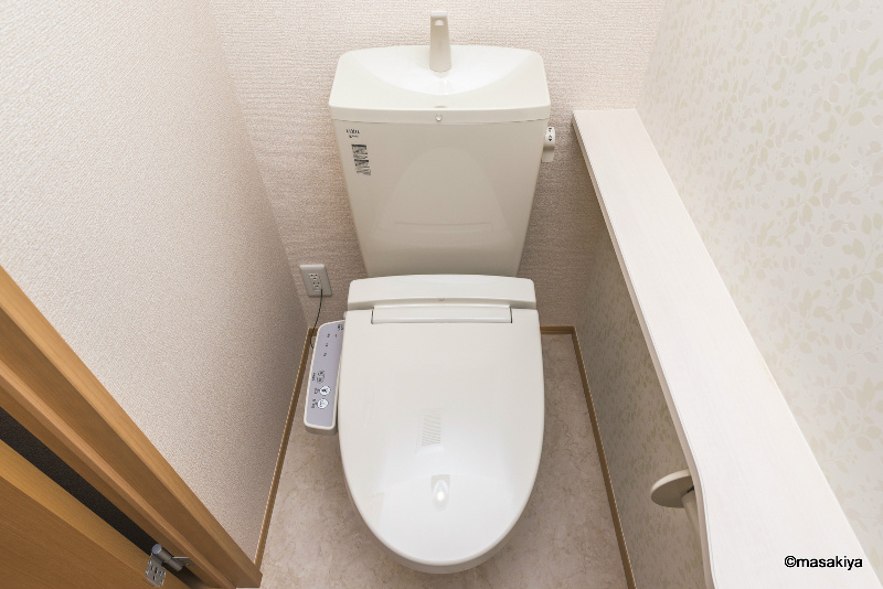 トイレ　トイレ　ウォシュレット付き。