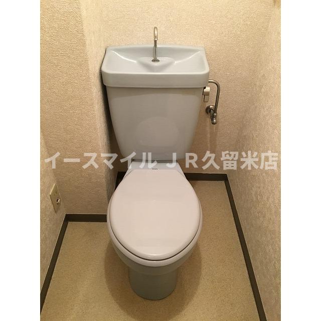 トイレ　落ち着いた色調のトイレです