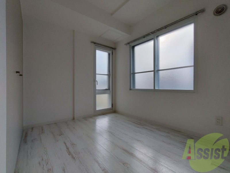その他部屋・スペース　寝室はこちらです。光が差し込む、温かみのあるお部屋です。