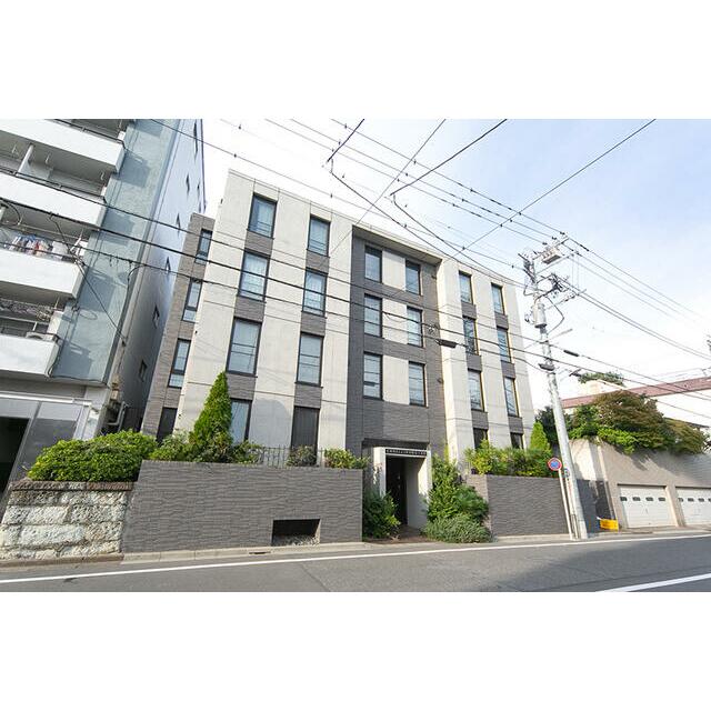 建物外観　鉄筋コンクリート造のがっちりとした建物。