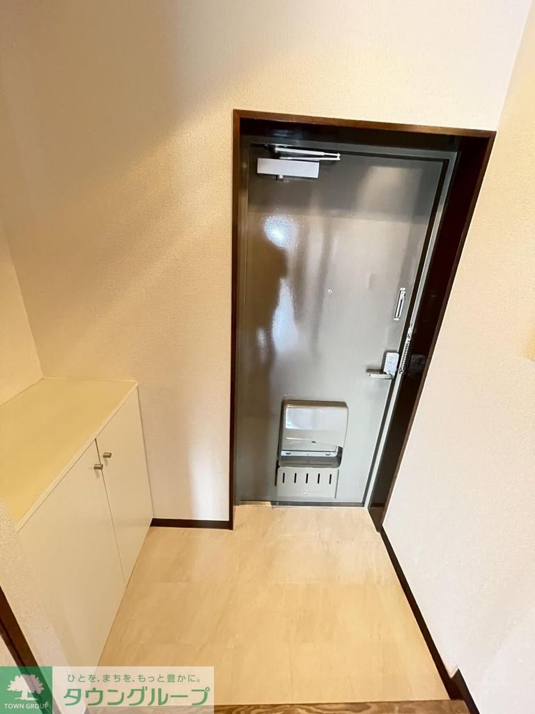 玄関　同物件別部屋写真